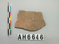 藏品(灰褐色夾砂陶片)的圖片